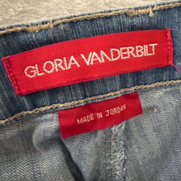 🌻Embroidered Denim Capris - Picture 3 of 5